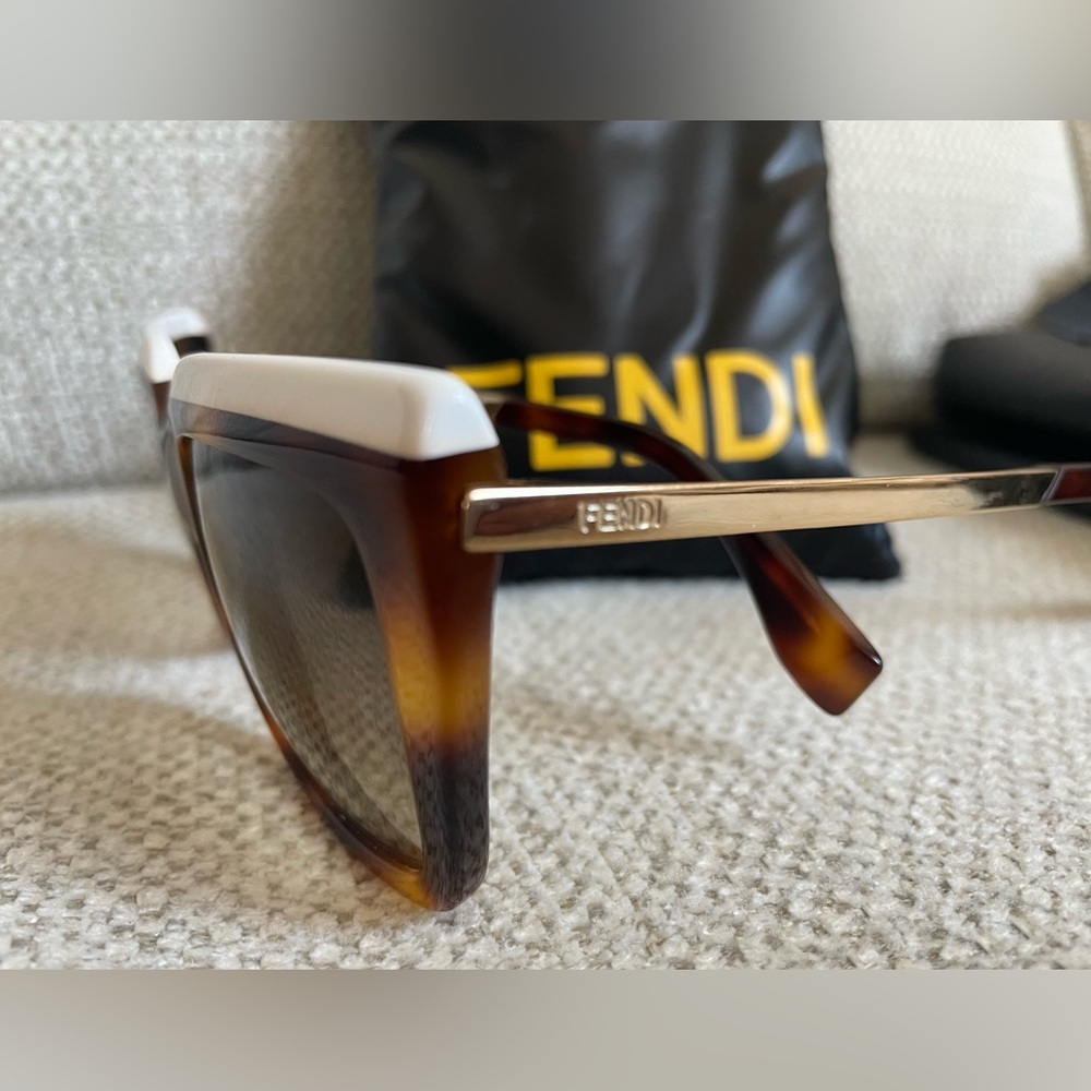 ❌SOLD❌ Fendi Sunglasses - Picture 3 of 6
